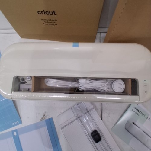 CRICUT 12" CUTTING MACHINE ESSENTIAL BUNDLE - CREAM (MODEL: EXPLORE 5) image 3