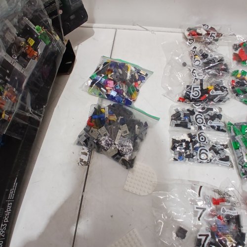 2953PC LEGO BATMAN ARKHAM ASYLUM SET - 2953PC - (MODEL: 76300) image 4