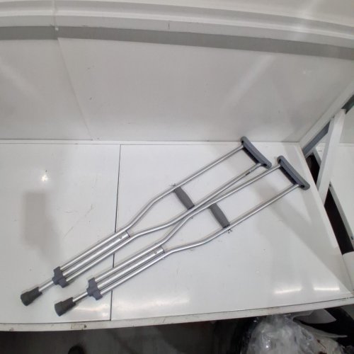 MEDLINE GUARDIAN STANDARD ALUMINUM ADJUSTABLE CRUTCHES - 5.2FT TO 5.10FT - ALUMINUM (MODEL: MDSV80535) image 2