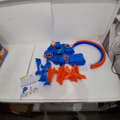 HOT WHEELS CRISS CROSS CRASH MOTORIZED TRACK SET WITH 4 HIGH SPEED CRASH ZONES - BLUE/ORANGE (MODEL: DTN42) image 3