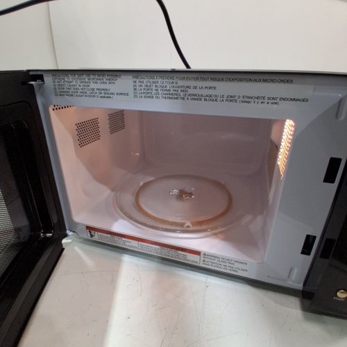 FRIGIDAIRE RETRO STYLE COMPACT MICROWAVE OVEN - 0.7CU.FT - 700W - BLACK/GOLD (MODEL: EMW788-BLACKGLD) image 2