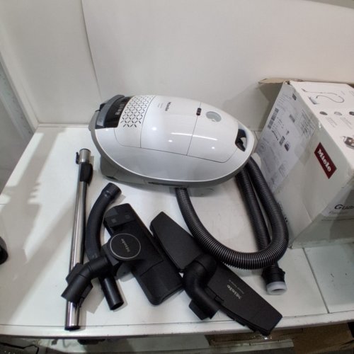 MIELE GUARD M1 PARQUET XL BAGGED CANISTER VACUUM CLEANER - WHITE (MODEL: SVTE0) image 3