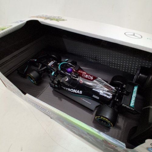 MAISTO TECH RC REMOTE CONTROL CAR WITH PISTOL GRIP CONTROLS - 1:24 SCALE - MERCEDES AMG F1 W12 E PERFORMANCE LEWIS HAMILTON (2021) (MODEL: 82355) image 2