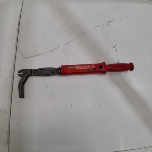 TASK MECHANICAL NAIL PULLER - 18" - RED AND BLACK (MODEL: T47025) image 2