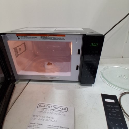BLACK + DECKER 10 POWER LEVEL COMPACT COUNTERTOP MICROWAVE - 0.7 CU.FT / 700W - BLACK (MODEL: EM720CP7/CA) image 2