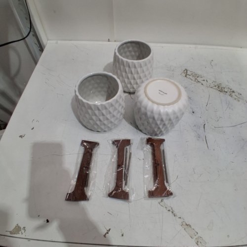 3 ASSORTED TELEFLORA GEOMETRIC CERAMIC PLANTERS WITH WOODEN STANDS - 5" - WHITE/BROWN (STYLE : 20N400) image 2