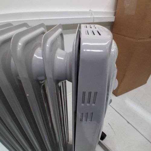 PELONIS PORTABLE ELECTRIC OIL FILLED RADIATOR WITH CASTOR WHEELS AND TIP OVER PROTECTION - 1500W - 120V - 250SQFT - WHITE (MODEL: PHO15A2AGW) image 4