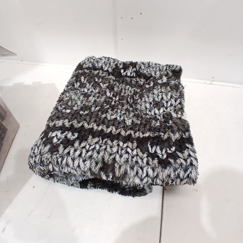 BERKSHIRE BLANKET & HOME CO. HEATED FAUX FUR THROW - 50" X 60" - BLACK (MODEL: 1796167) image 2