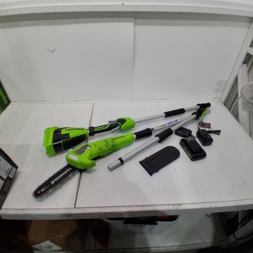 GREENWORKS POLE SAW WITH BATTERY AND CHARGER, 9-11FT LENGTH - GREEN (MODEL: 1402102) image 3