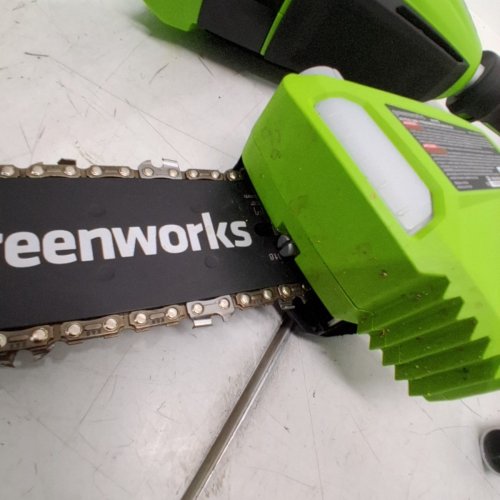 GREENWORKS POLE SAW WITH BATTERY AND CHARGER, 9-11FT LENGTH - GREEN (MODEL: 1402102) image 4