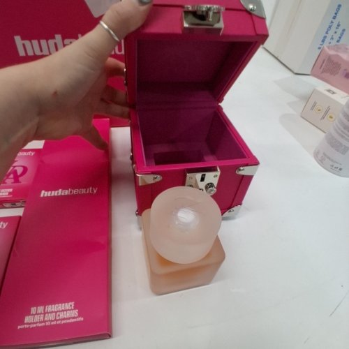4PC WOMENS HUDA BEAUTY FRAGRANCE HOLDER AND CHARMS SET WITH AIR FRESHENER PR BOX- 50 ML image 4