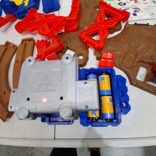 KIDS SPIN MASTER MONSTER JAM SUPERCHARGE SPEEDWAY PLAYSET WITH LIGHT UP TRACK - MULTICOLOURED - (MODEL: 58788) image 4