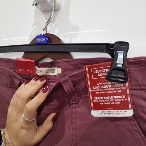 WOMEN'S LEVI STRAUSS SIGNATURE CINCH WAIST CARGO PANTS - SIZE 8 - BURGUNDY image 3