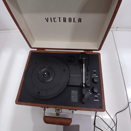 VICTROLA "THE JOURNEY" VINTAGE 3-SPEED BLUETOOTH SUITCASE TURNTABLE WITH SPEAKERS - COGNAC BROWN / BLACK (MODEL: VSC-550BT-CG) image 4