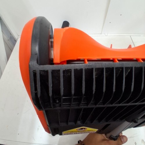 VOLTASK CORDLESS ELECTRIC SNOW SHOVEL WITH BATTERY & CHARGER - 12" PATH - 20V - BLACK/ORANGE (MODEL: SS-20B) image 4