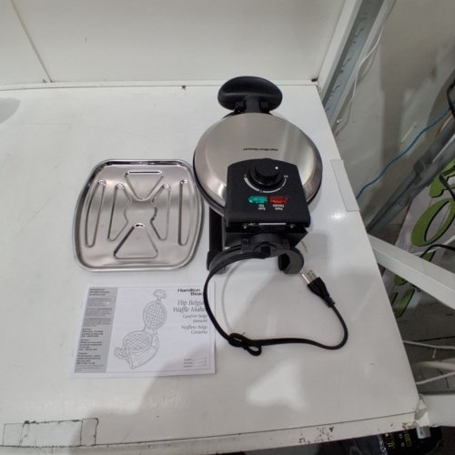 HAMILTON BEACH BELGIAN FILP STYLE WAFFLE MAKER - SILVER/BLACK - (MODEL: 26010R) image 3