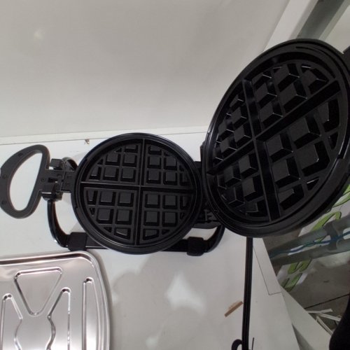 HAMILTON BEACH BELGIAN FILP STYLE WAFFLE MAKER - SILVER/BLACK - (MODEL: 26010R) image 4