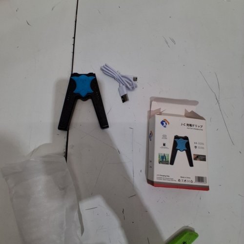 PORTABLE V-SHAPED JOY-CON CHARGING GRIP - 4.1" - BLACK AND BLUE image 4