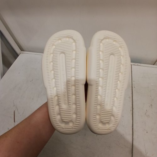 MELLOW SLIDE SANDALS - SIZE 7 - CREAM image 8
