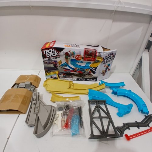 TECH DECK FREE RIDERS EXTREME MOTORIZED FINGERBOARD PLAYSET (MODEL: 60622VSV) image 2