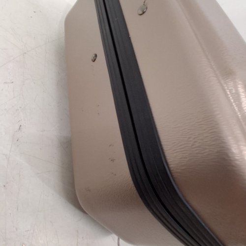 CROSSROCK OBLONG CASE FITS 4/4 FULL-SIZE VIOLIN WITH 2 BOW HOLDERS, SECURITY LOCK, AND DETACHABLE STRAPS- CHAMPAGNE image 6