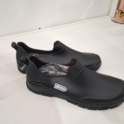 MEN'S PLASTIC SLIP-ON SHOES - SIZE 9 (42) - BLACK image 2