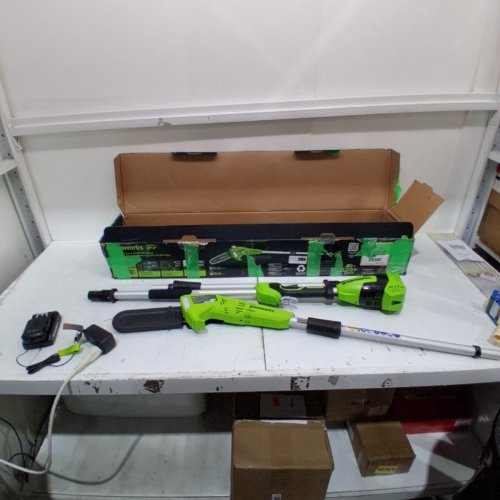 GREENWORKS POLE SAW WITH BATTERY AND CHARGER, 9-11FT LENGTH - GREEN (MODEL: 1402102) image 3