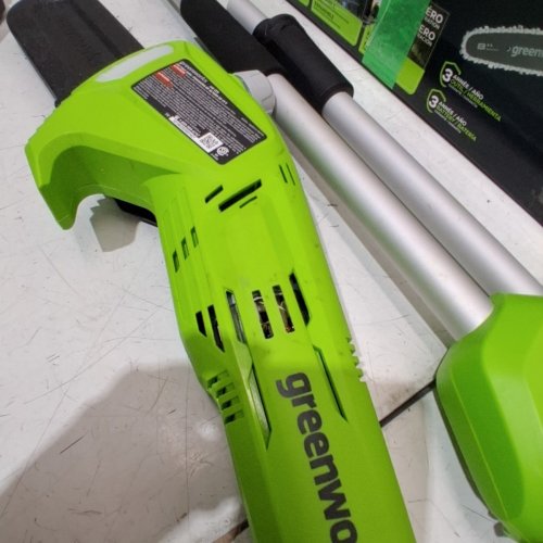 GREENWORKS POLE SAW WITH BATTERY AND CHARGER, 9-11FT LENGTH - GREEN (MODEL: 1402102) image 4