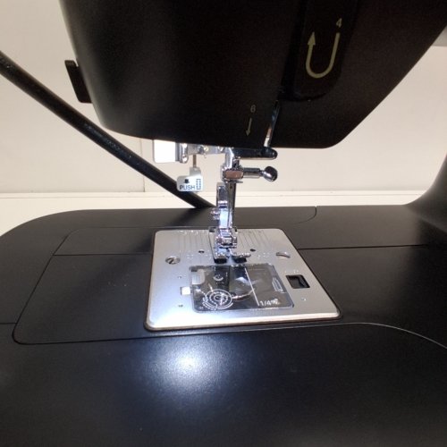 SINGER HEAVY DUTY 500 CLASSIC SEWING MACHINE WITH 23 BUILT-IN STITCHES - BLACK/GOLD (MODEL: HD500) image 2