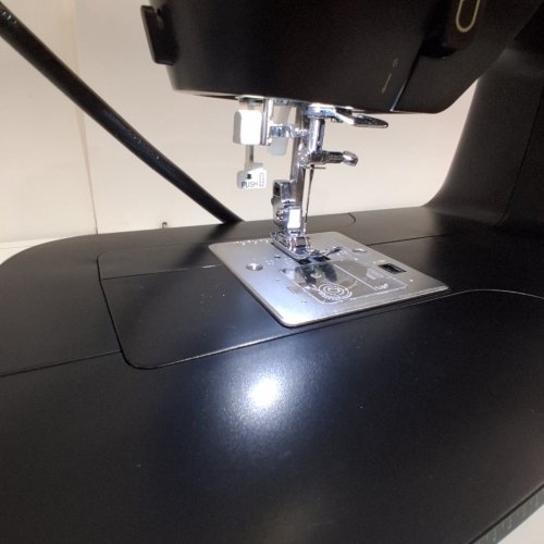 SINGER HEAVY DUTY 500 CLASSIC SEWING MACHINE WITH 23 BUILT-IN STITCHES - BLACK/GOLD (MODEL: HD500) image 3
