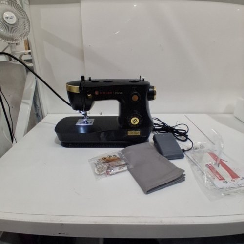SINGER HEAVY DUTY 500 CLASSIC SEWING MACHINE WITH 23 BUILT-IN STITCHES - BLACK/GOLD (MODEL: HD500) image 4