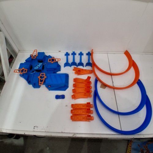 HOT WHEELS CRISS CROSS CRASH MOTORIZED TOY TRACK SET WITH 1 DIE CAST CAR INCLUDED - BLUE/ORANGE image 2