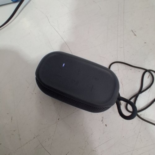 ONN. SMALL BLUETOOTH RUGGED SPEAKER WITH PARTY SYNC MODE - UP TO 10 HOURS OF PLAYTIME - GREY (MODEL: AAGRY100081918) image 2
