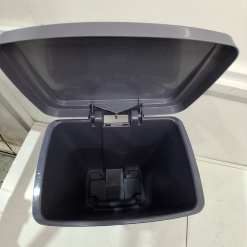 RUBBERMAID STEP-ON PEDAL BIN - 31.4 LITRES - GREY (MODEL: FG284187CYLND) image 3