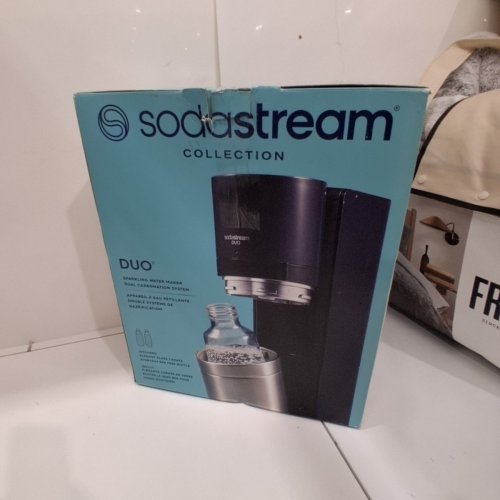 4PC SODASTREAM DUO SPARKLING WATER MAKER WITH 60L CO2 CANNISTER, 1L CARBONATING BOTTLE AND 1L GLASS CARAFE - BLACK/CLEAR (MODEL: 1776909) image 6