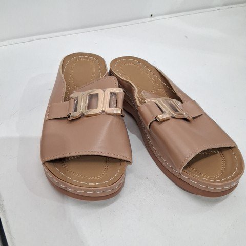 WOMEN'S SLIDE SANDALS - SIZE 7.5 (38) - TAN image 2
