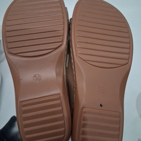 WOMEN'S SLIDE SANDALS - SIZE 7.5 (38) - TAN image 3
