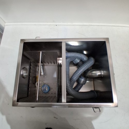 PODOY STAINLESS STEEL COMMERCIAL GREASE TRAP ASSEMBLY WITH PERFORATED BASKET, HOUSING, HOSES AND FITTINGS - 8 LBS - SILVER (MODEL: 10C01301) image 3