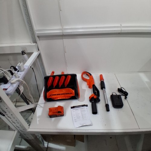 VOLTASK CORDLESS ELECTRIC SNOW SHOVEL with charger and battery - 13" - 24V - BLACK/ORANGE (MODEL: CSS001-130OR-CAVK) image 4