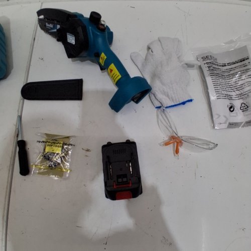 SEESII 6" MINI CHARINSAW WITH OILER, 2.AH BATTERIES AND EXTRA CHAINSAW (MODEL: 6C8S) image 4