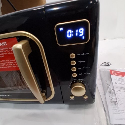 FRIGIDAIRE RETRO MICROWAVE OVEN - 0.7CU.FT - 700W - BLACK/GOLD (MODEL: EMW788-BLACKRGLD) image 3