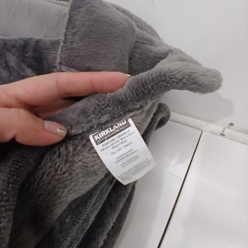 KIRKLAND SIGNATURE PLUSH BLANKET - QUEEN - GREY (MODEL: 1796310) image 3