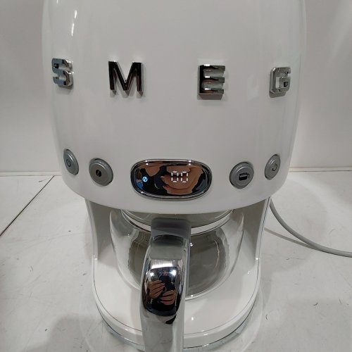 SMEG 1950FTS RETRO STYLE DIGITAL DISPLAY COFFEE MAKER - 10 CUPS - WHITE (MODEL:DCF02BLUS) image 2