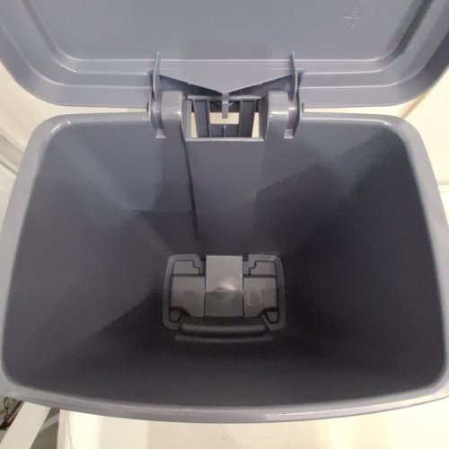 RUBBERMAID STEP-ON WASTEBASKET - 31L - GREY (MODEL: FG284187CYLND) image 3