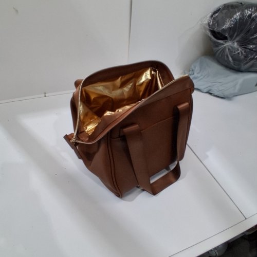 IGLOO LUXE COOLER/LUNCH BAG - 9 CANS MAX CAPACITY - BROWN/GOLD (MODEL: 2014223) image 4