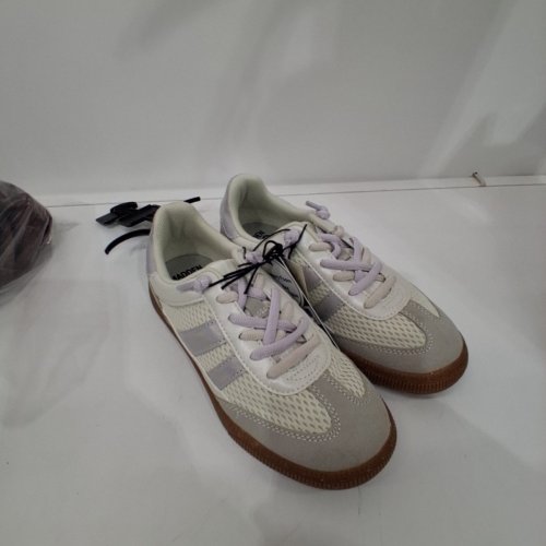 GIRL'S MADDEN NYC SNEAKERS - 1 - WHITE/PURPLE/LIGHT GREY (STYLE: 62MNYCVERVEM26) image 2