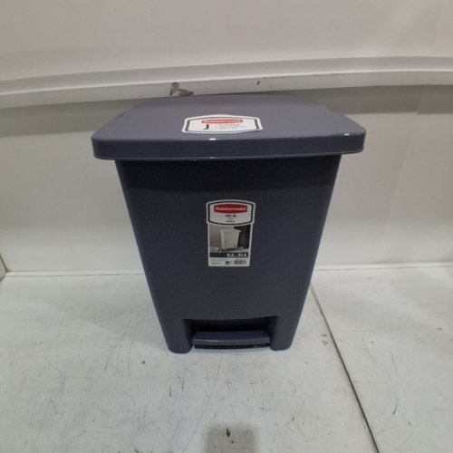 RUBBERMAID STEP-ON GARBAGE CAN - 31L - GREY image 2