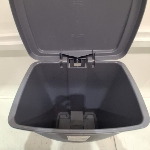 RUBBERMAID STEP-ON GARBAGE CAN - 31L - GREY image 3