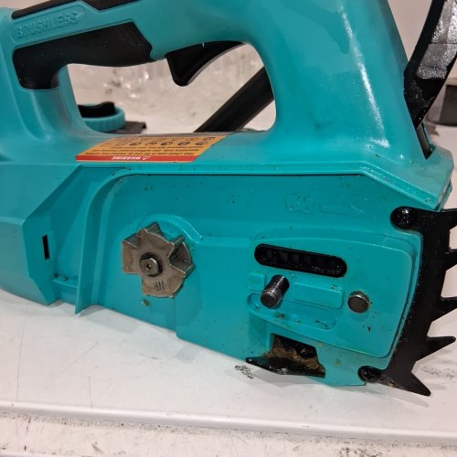 YARDCARE ELECTRIC CORDLESS CHAINSAW TOP HAND SAW WITH BATTERY & CHARGER - LED DISPLAY-12" BLADE - 18V - BLACK/BLUE (MODEL: BTCS20012) image 3