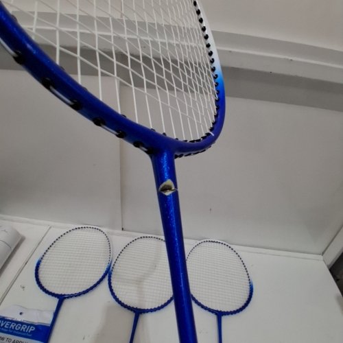 HIRALIY BADMINTON RACKETS SET OF 4 FOR OUTDOOR BACKYARD GAMES, INCLUDING 4 RACKETS, 12 NYLON SHUTTLECOCKS, 4 REPLACEMENT GRIP TAPES AND 1 CARRYING BAG image 4